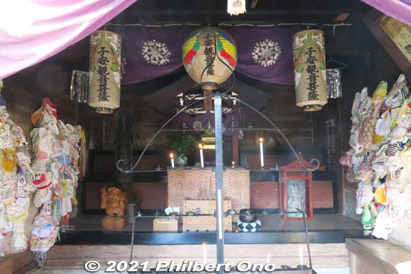 Inside Koyasu-do, a small altar hall to pray for safe childbirth and child raising. 子安堂
Keywords: gifu ibigawa tanigumi-san kegonji temple tendai Buddhist