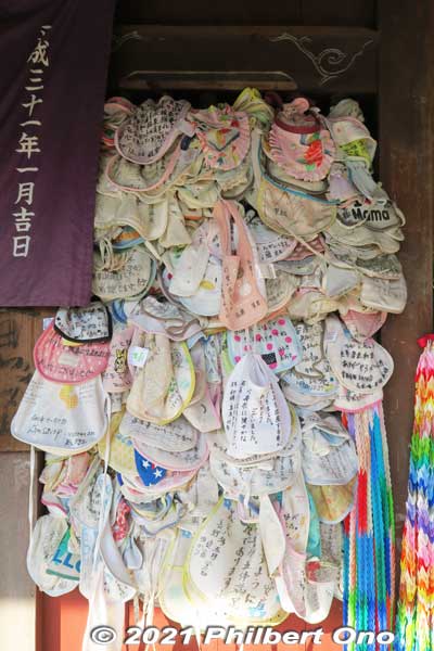Offerings inside Koyasu-do. 子安堂
Keywords: gifu ibigawa tanigumi-san kegonji temple tendai Buddhist