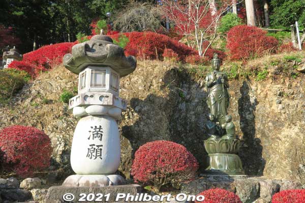 Mangan stone lantern and Kannon statue
Keywords: gifu ibigawa tanigumi-san kegonji temple tendai Buddhist