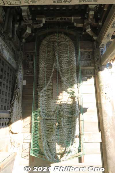 Giant straw sandal on Niomon Gate.
Keywords: gifu ibigawa tanigumi-san kegonji temple tendai Buddhist