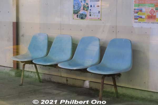 These plastic seats look like they are from 1980s shinkansen stations.
Keywords: gifu ibigawa ibi station train