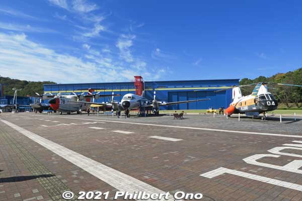 Outdoor exhibits of planes. Although the museum is next to Gifu Airbase, the airbase and runway cannot be seen from the museum.
Museum hours: 10:00 am to 5:00 pm (till 6:00 pm on weekends and national holidays), closed on the first Tuesday of the month (open if it's a national holiday and closed the next day instead) and Dec. 28 to Jan. 2. 屋外実機展示場
Keywords: gifu Kakamigahara Air Space Museum aviation
