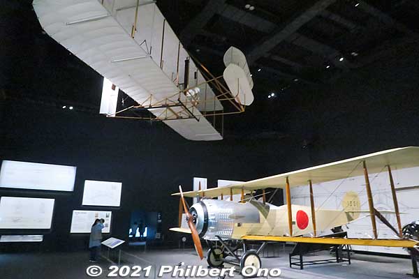 Wright Flyer in the same room as another plane. 乙式一型偵察機（サルムソン2A2）
Keywords: gifu Kakamigahara Air Space Museum aviation airplane