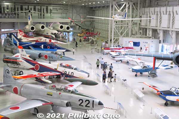 Very impressive lineup of planes on both sides. A few also hang from the ceiling.
Keywords: gifu Kakamigahara Air Space Museum aviation airplane