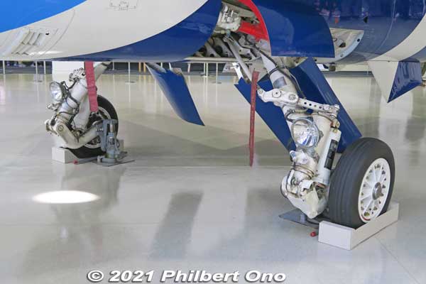 Gear of Mitsubishi T-2 Blue Impulse aerobatic jet.
Keywords: gifu Kakamigahara Air Space Museum aviation airplane