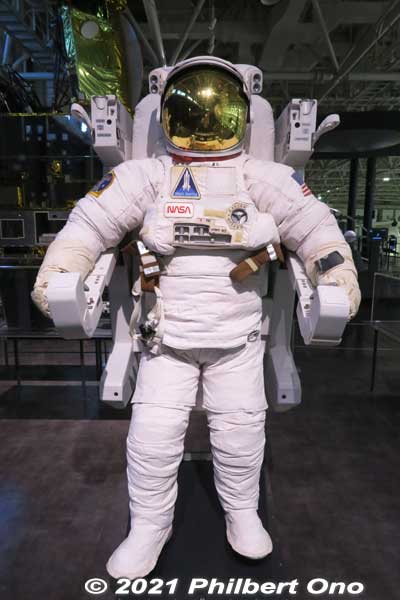 NASA astronaut spacesuit and propulsion unit (actual size). 宇宙服と宇宙遊泳噴射装置（1/1模型）
Keywords: gifu Kakamigahara Air Space Museum aviation rockets