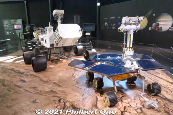 Mars rovers (full-size replicas). Foreground is 1/10 scale model of IKAROS (Interplanetary Kite-craft Accelerated by Radiation Of the Sun). 火星探査車マーズ・エクスプロレーション・ローバー （1/1模型）
Keywords: gifu Kakamigahara Air Space Museum aviation