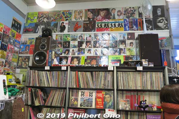 Inside the Mino Station office is now a shop selling old J-pop records from the 1960s and 1970s.
Keywords: gifu mino station meitetsu train