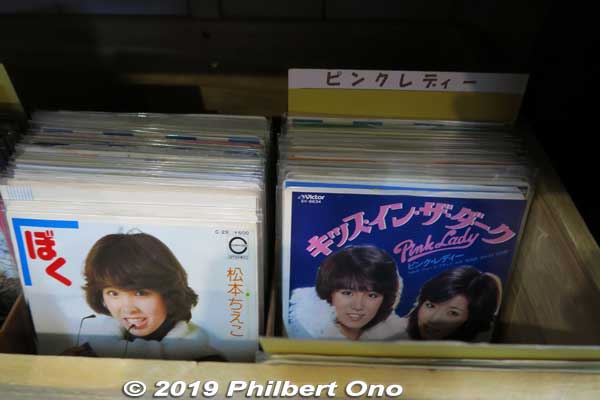 Records also on sale.
Keywords: gifu mino station meitetsu train