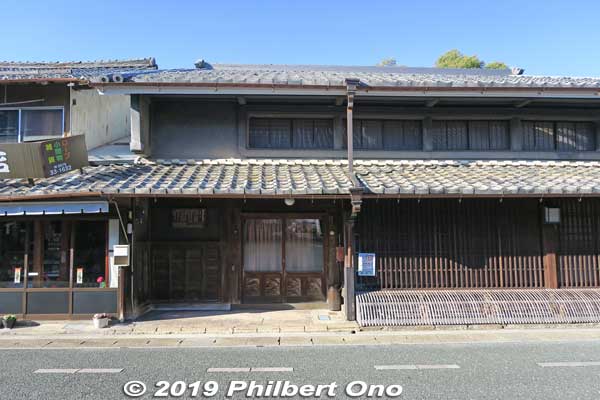 Former Honjin lodge for VIPs. Suzuki Kohei residence.
Keywords: gifu mino udatsu roof traditional townscape