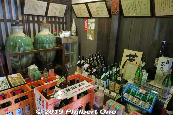 Inside Kosaka Family Residence is a sake shop.
Keywords: gifu mino udatsu roof traditional townscape