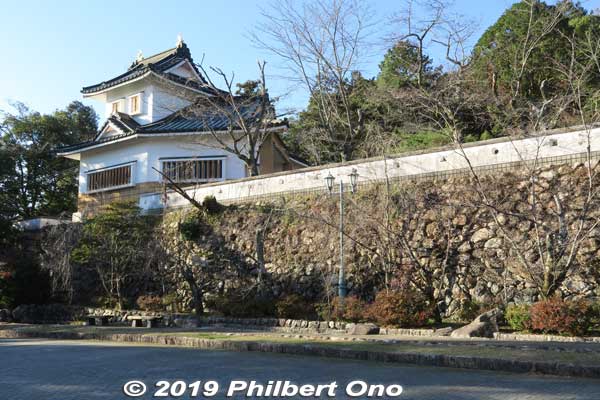 Ogurayama Castle on a hilltop. Originally built by Kanamori Nagachika (1524–1608) 金森長近 in 1605 as a retirement residence. Now part of Ogura Park in Mino, Gifu Prefecture. 小倉山城跡
The turret is a reconstruction.
Keywords: gifu mino udatsu roof traditional townscape japancastle