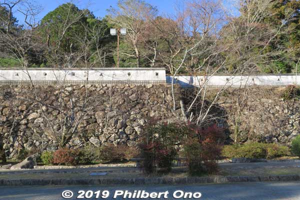 Ogurayama Castle on a hilltop. Kanamori Nagachika (1524–1608) was a daimyo who developed the Mino castle town. 小倉山城跡
Keywords: gifu mino udatsu roof traditional townscape