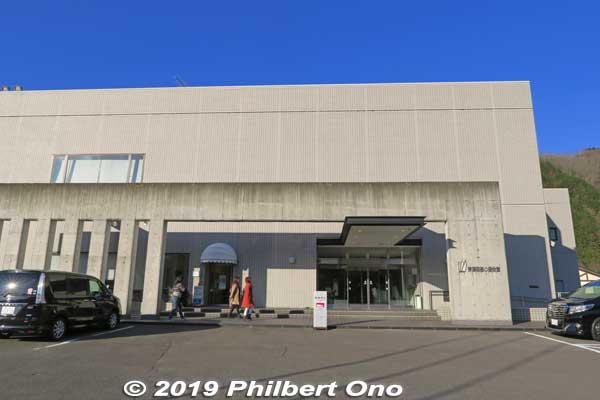 Entrance to Mino Washi Museum (Mino Washi no Sato Kaikan). It was renovated in April 2017, so it looks new. There are three floors, including a basement floor.
Keywords: gifu mino washi paper museum