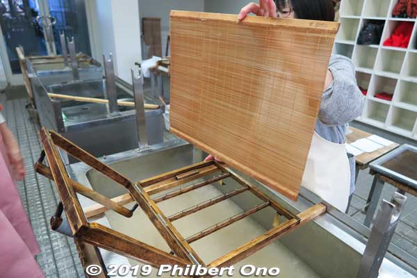 Our washi instructor taught us how to do it using a wooden mold (keta 桁) supporting a screen.
Keywords: gifu mino washi paper museum