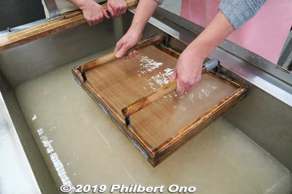 Dump the mold into the vat and swish it left/right and forward/back evenly.
Keywords: gifu mino washi paper museum