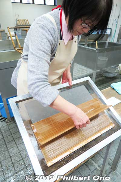 Transferring the paper sheet.
Keywords: gifu mino washi paper museum