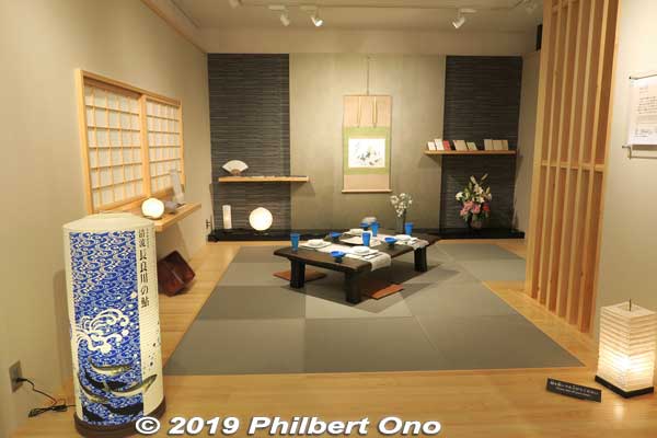 Exhibition room displaying washi used in practical and commercial products.
Keywords: gifu mino washi paper museum