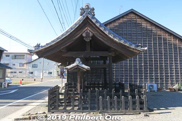 Ota-juku Honjin Gate side view. This is not the original location of this gate. It was moved here during the 1920s or 30s. The Honjin was originally near the still existing Waki-Honjin. 太田宿本陣門
Keywords: gifu minokamo ota-juku nakasendo