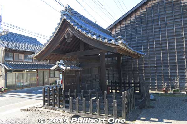 Ota-juku Honjin Gate. In Oct. 2002, the gate was diassembled and repaired before being reassembled. 太田宿本陣門
Keywords: gifu minokamo ota-juku nakasendo