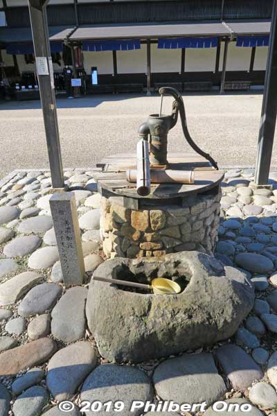Mechanical water well outside the museum.
Keywords: gifu minokamo ota-juku nakasendo