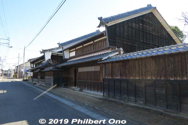 Built in 1769, the Ota-juku Waki-Honjin was a backup VIP lodge in addition to the Honjin. It has this udatsu roof firewall in Ota-juku, Gifu Prefecture. The Ota Waki-Honjin retains much of its original Edo Period exterior. 
Part of the house is open to the public.
Keywords: gifu minokamo ota-juku nakasendo japanhouse