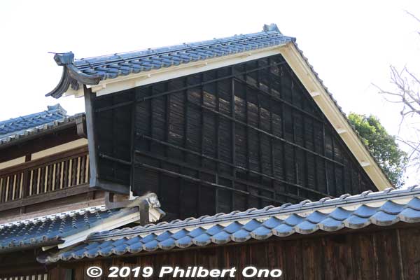 Ota Waki-Honjin's udatsu roof firewall in Ota-juku, Gifu Prefecture. Udatsu was also a status symbol.
Keywords: gifu minokamo ota-juku nakasendo japanhouse