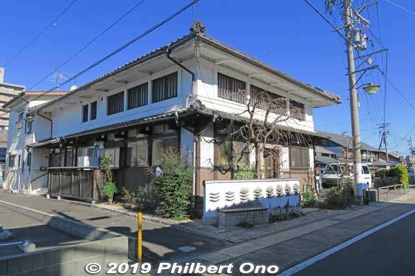 This building used to be the Juroku Bank, Ota Branch from 1907 to 1965. 旧十六銀行 太田支店
Keywords: gifu minokamo ota-juku nakasendo