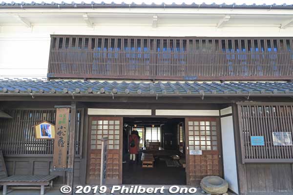 Yoshida Family Residence (吉田家住宅), another Ota-juku building open to the public. It operated as a famous hatago inn named Komatsuya (小松屋), and later as a tobacco shop from the 1920s.
Keywords: gifu minokamo ota-juku nakasendo japanhouse