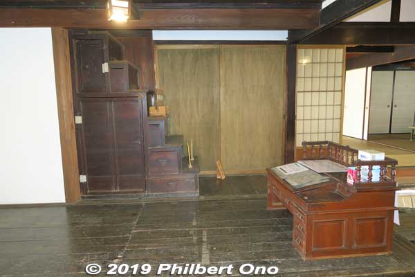Small desk was for the merchant to receive business people while taking care of tobacco business at Komatsu-ya or Yoshida Family Residence (吉田家住宅).
Keywords: gifu minokamo ota-juku nakasendo