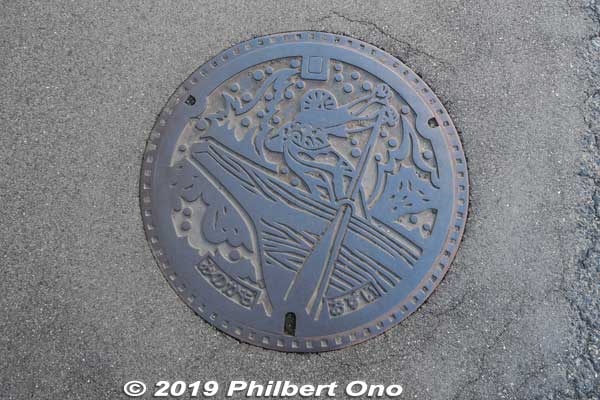 Ota-juku manhole, Mino-Kamo, Gifu Prefecture. Depicts a river boat man.
Keywords: gifu minokamo ota-juku nakasendo manhole
