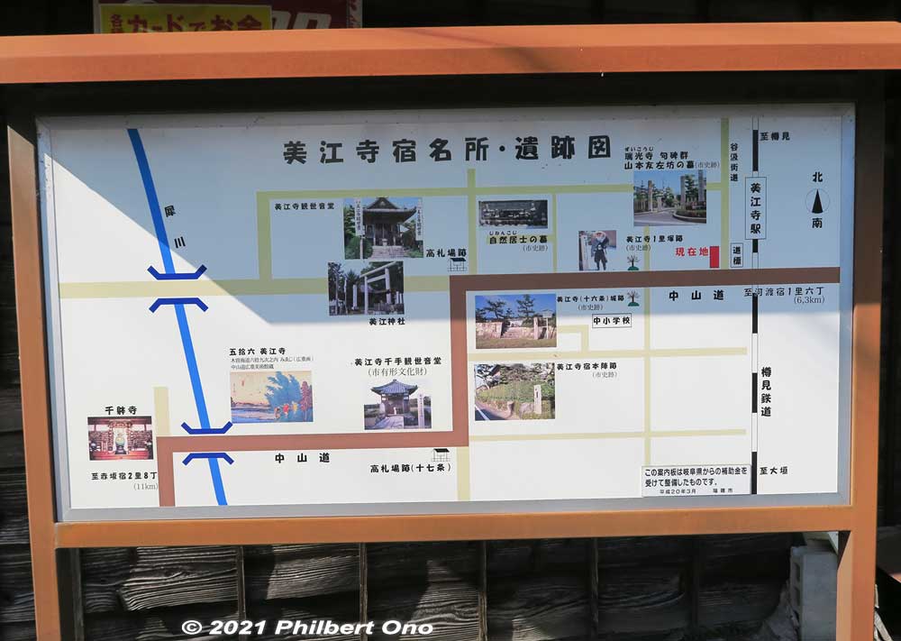 Mieji-juku was the 55th lodging town on the old Nakasendo Road connecting Edo (Tokyo) and Kyoto through an inland route.
It is in a rural area with hardly any local people to guide tourists. Only a few tourist map signboards like this one indicate the major sights.
Keywords: gifu mizuho mieji-juku nakasendo