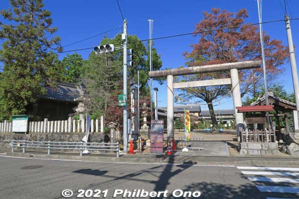 Entrance to Mie Shrine and Mieji Kannon Temple at the corner of the road. 美江神社
Keywords: gifu mizuho mieji-juku nakasendo