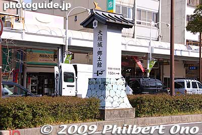 Marker pointing the way to Ogaki Castle, the symbol and main attraction of the city.
Keywords: gifu ogaki castle 