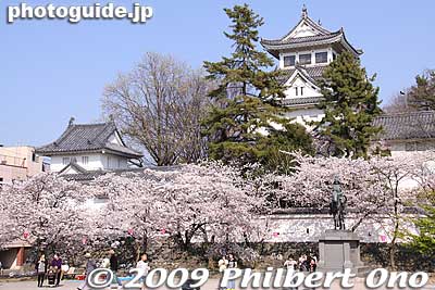 Ogaki Castle is within Ogaki Park.
Keywords: gifu ogaki castle cherry blossoms sakura 