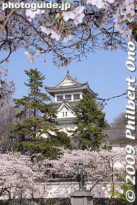 Ogaki Castle tower. In 1936, Ogaki Castle was designated as a National Treasure. Unfortunately, it was destroyed by fire in July 1945 due to World War II.
Keywords: gifu ogaki castle cherry blossoms sakura 