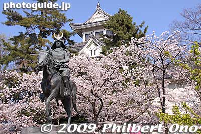 Statue of Lord Toda Ujikane who was the castle lord in 1635. The Toda Clan occupied Ogaki Castle until the feudal era ended with Meiji Period.
Keywords: gifu ogaki castle cherry blossoms sakura 