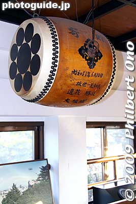 Taiko drum on top floor.
Keywords: gifu ogaki castle taiko drum 