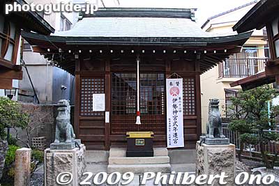 Shrine at the site of Ogaki Castle's Omotemon Gate.
Keywords: gifu ogaki castle 