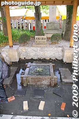 Natural spring in Hachiman Shrine.
Keywords: gifu ogaki matsuri festival floats yama 