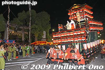 Sakaki-yama at night in front of Hachiman Shrine.
Keywords: gifu ogaki matsuri festival floats yama 