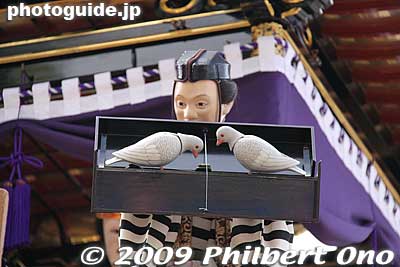 The pigeons' head actually move as well.
Keywords: gifu ogaki matsuri festival floats yama 