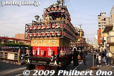 In the late afternoo, the floats were parked near Hachiman Shrine and lanterns were installed on the floats.
Keywords: gifu ogaki matsuri festival floats yama 