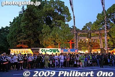 A crowd gathered in front of Hachiman Shrine in the evening to watch the night performances of the passing floats.
Keywords: gifu ogaki matsuri festival floats yama 