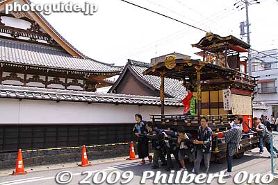 Passing by a large temple.
Keywords: gifu ogaki matsuri festival floats 
