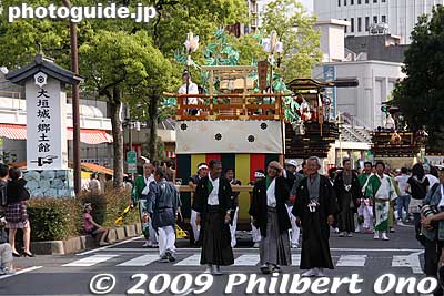 The floats gather on Eki-dori road.
Keywords: gifu ogaki matsuri festival floats 
