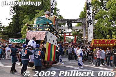 After the procession, all the float again visited Hachiman Shrine. Later in the evening, they lit up the floats like the night before.
Keywords: gifu ogaki matsuri festival floats 
