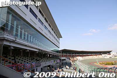 There are three classes of spectator seats. At the bottom is open-air seating. Pay 500 yen for the glass-enclosed seating above, and a higher fee for suite rooms higher up.
Keywords: gifu ogaki bicycle racetrack cycling stadium keirin 