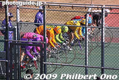 Starting line. The entire track is ringed by a fence, making it difficult to shoot close-ups of the racers.
Keywords: gifu ogaki bicycle racetrack cycling stadium keirin 