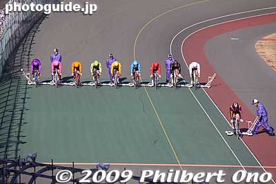 Starting line. On a race day, a series of races are held from morning to late afternoon.
Keywords: gifu ogaki bicycle racetrack cycling stadium keirin 